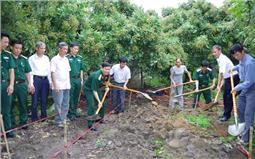 Bộ đội Cụ Hồ góp sức xây dựng nông thôn mới